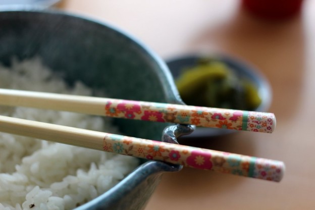 Japanisches Frühstück: Reis und verzierte Stäbchen von Daiso