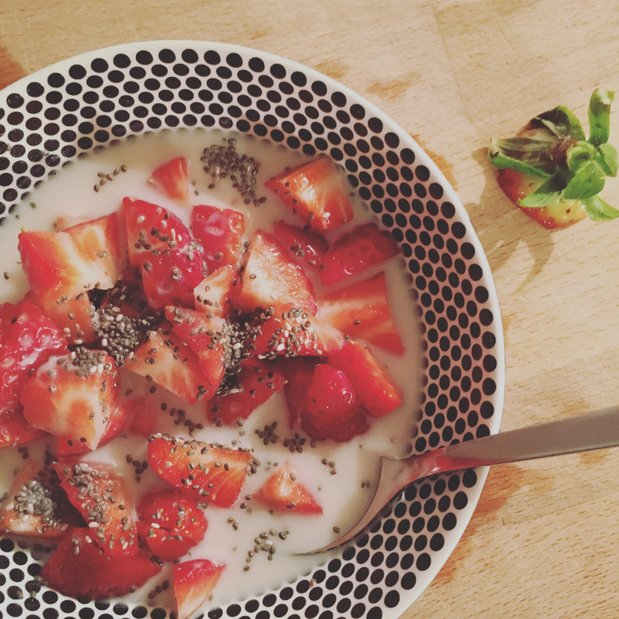 Eins meiner belibtesten Instagram-Bilder: Ein gesunder Snack aus Erdbeeren, Nussmilch und Chia-Samen